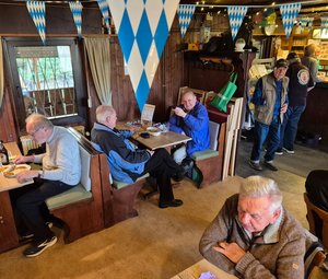 Zünftiges Oktoberfest mit Stimmung, Musik und bayerische Schmankerl